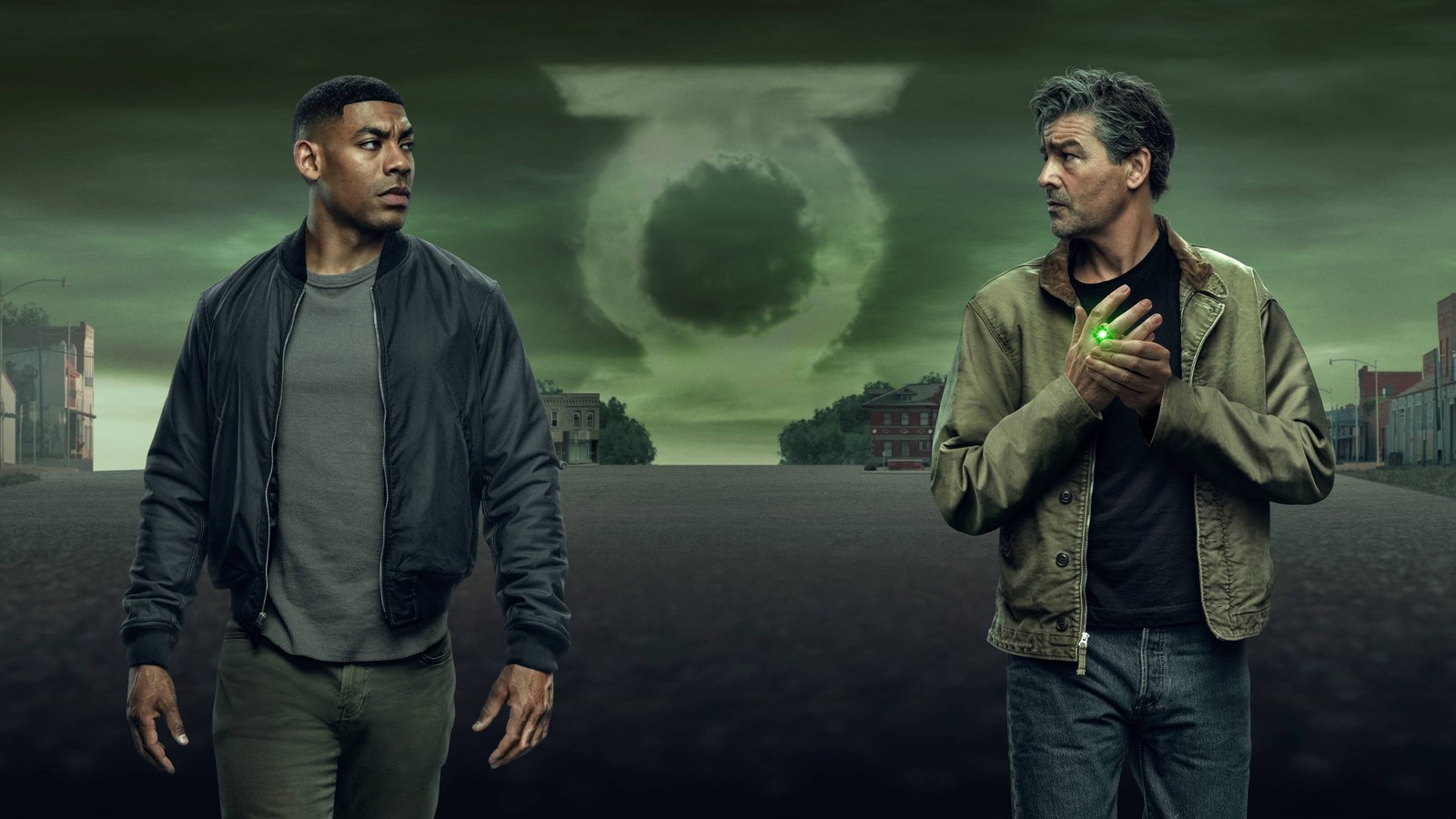 John Stewart (Aaron Pierre) a Hal Jordan (Kyle Chandler) na ulici, v mracích znak lucerny (foto: HBO)