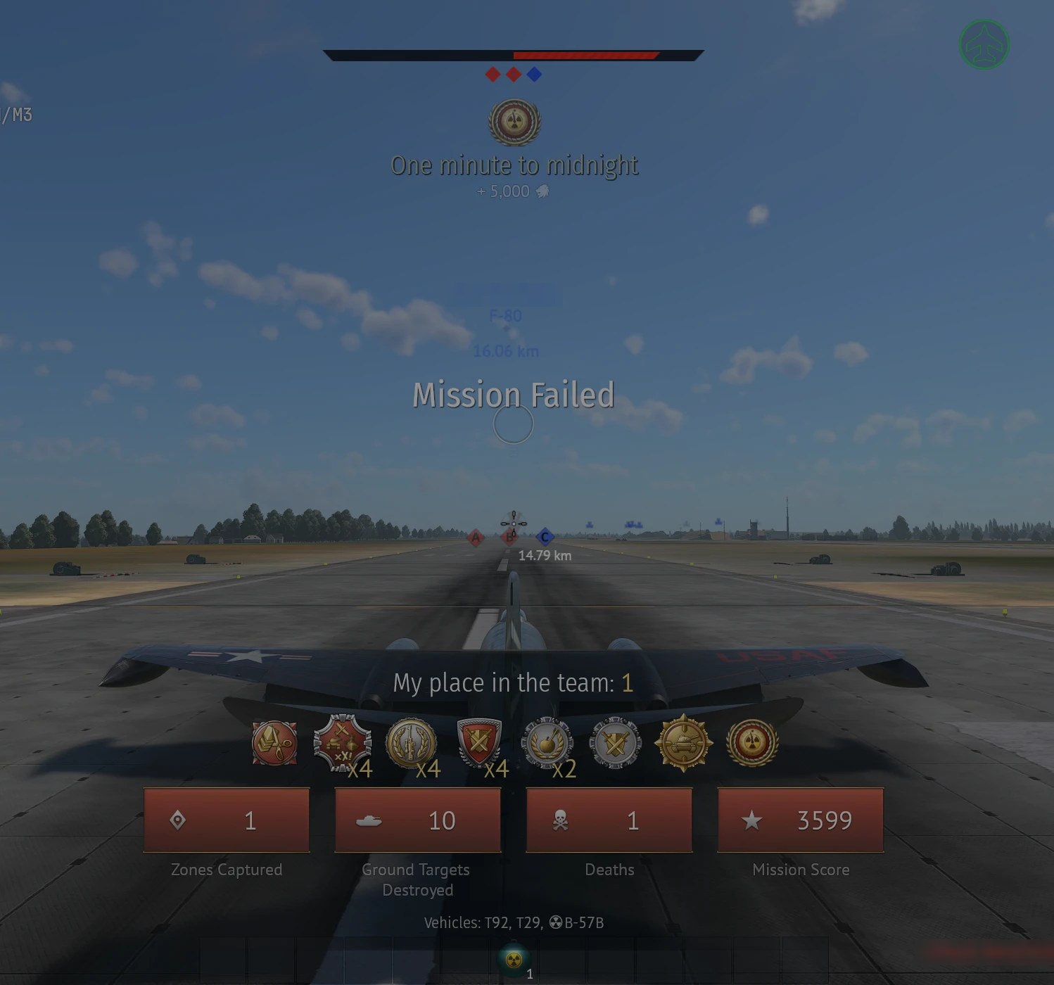Konec bitvy: B-57B stojí na ranveji, nahoře ocenění One minute to midnight (+5 000), dole první místo v týmu, 1 zabraný bod, 10 zničených pozemních cílů, 1 smrt a 3 599 bodů; vozidla T92, T29 a B-57B s atomovou bombou